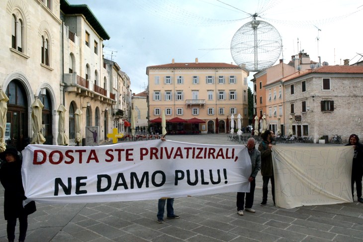 Prosvjed Inicijative Volim Pulu u studenom ispred Gradske palače (D. MEMEDOVIĆ)